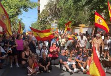 Decenas de ceutíes rodean el hotel de los ministros Cuerpo y Torres